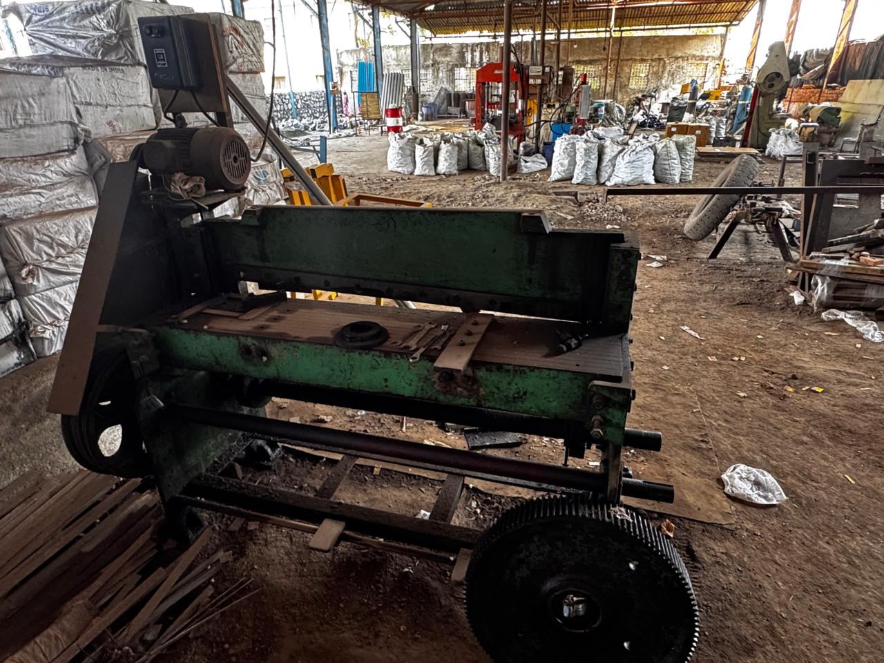 Motorized guillotine sheet metal shearing machine at Ruby Infra