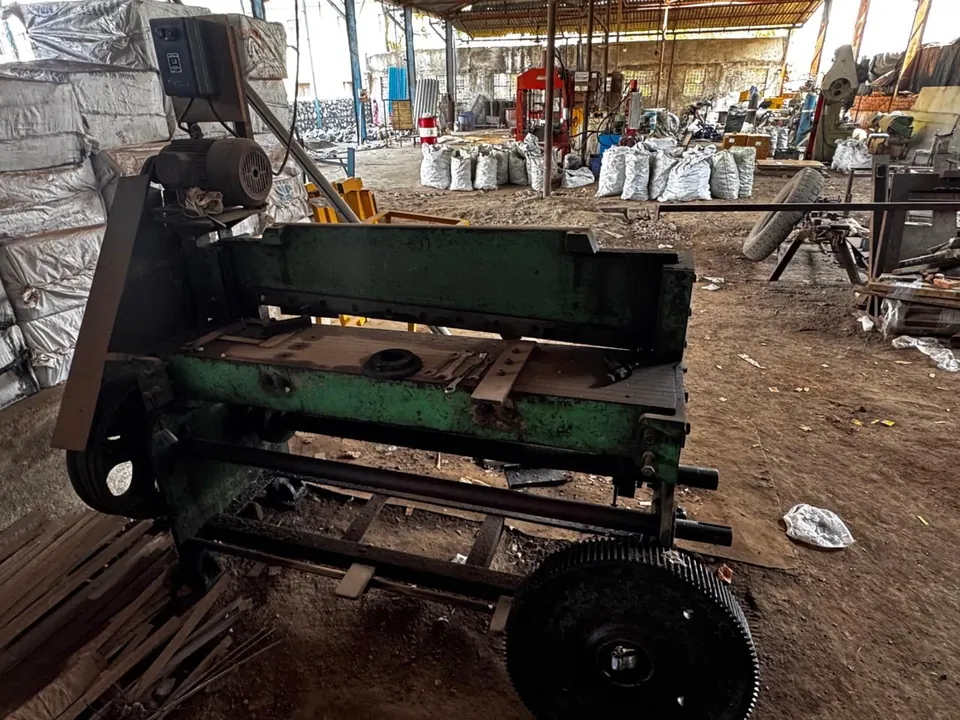 Motorized guillotine sheet metal shearing machine at Ruby Infra